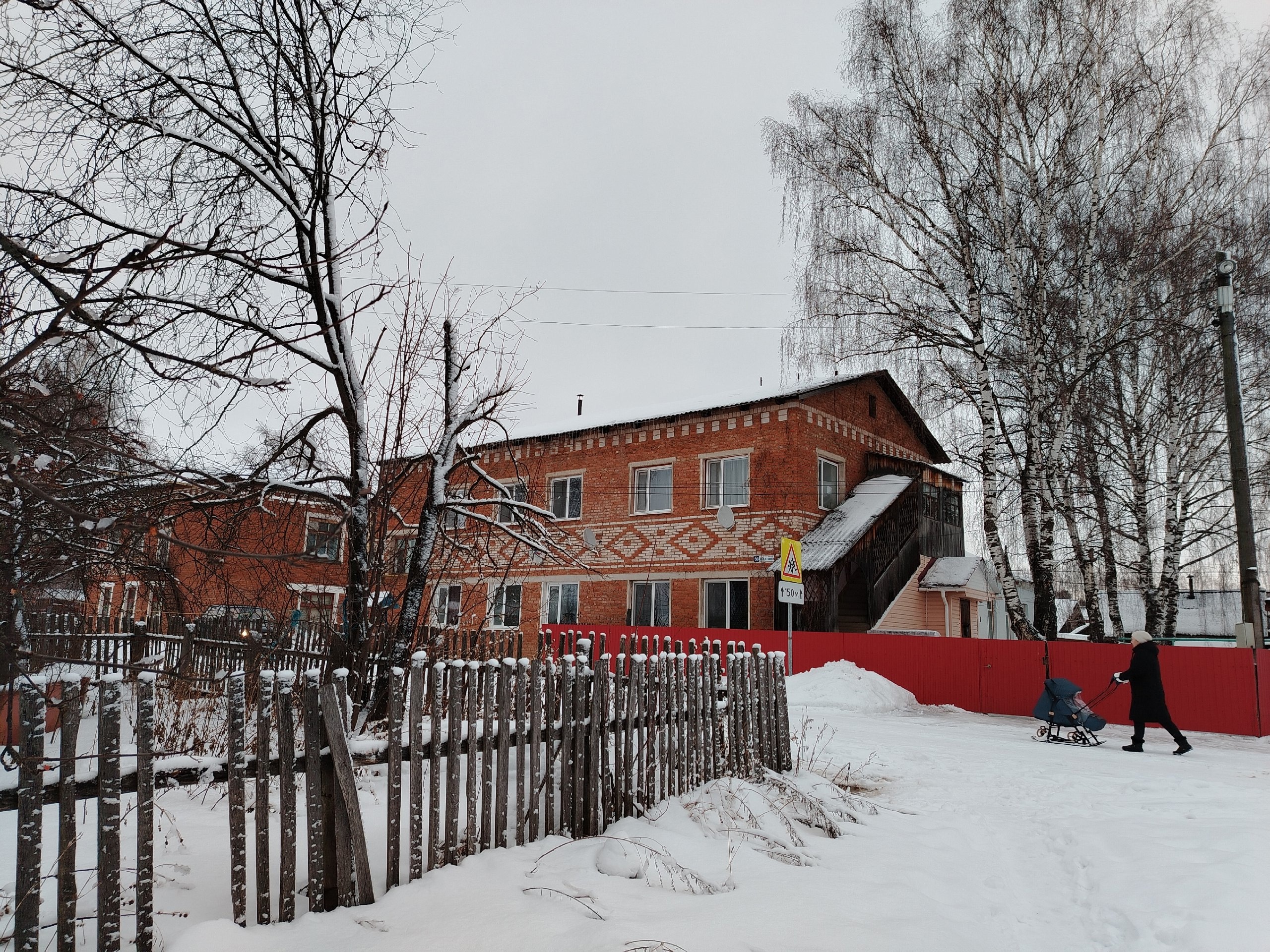 Своевременная очистка кровли от наледи и снега позволит избежать опасных ситуаций.