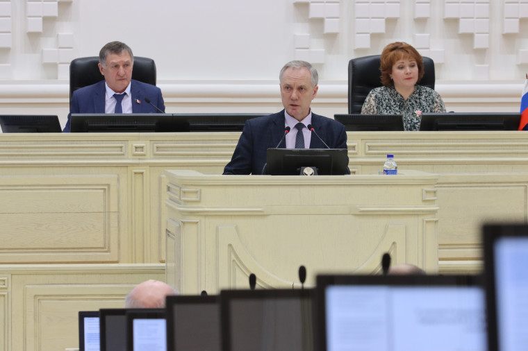 Виктор Кушко представил ежегодный доклад о деятельности Уполномоченного по правам человека в 2022 году на заседании республиканского парламента.