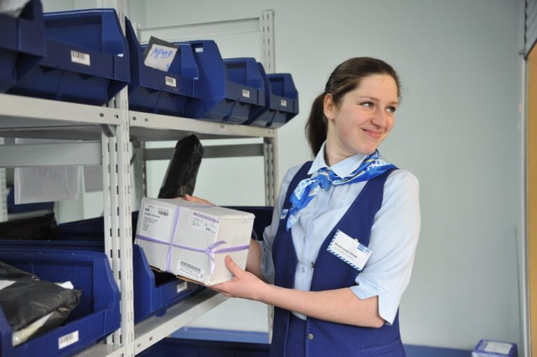 Срочная доставка посылок из отделений Почты России стала доступна жителям Ижевска.